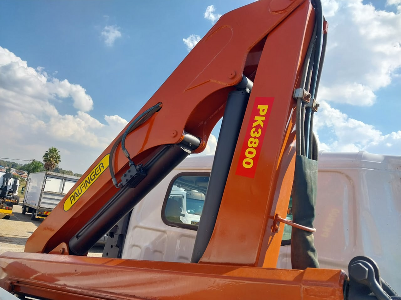 Isuzu npr400 crane truck in an immaculate condition for sale at an affordable price