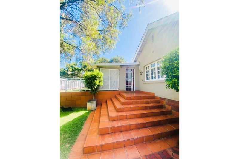 Stunning 3 bedroom house located in a prime Glenwood, boasting 2 rental outbuildings!