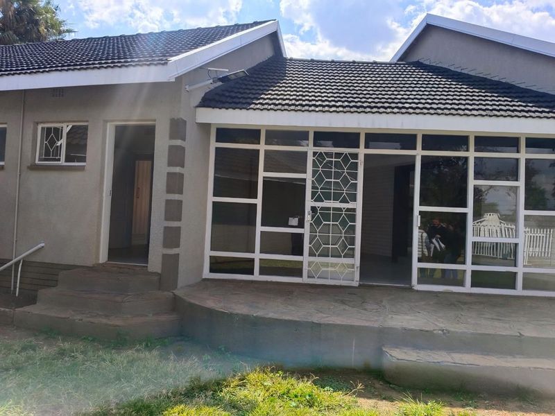 Three bedroom house with a 2 bedroom flatlet