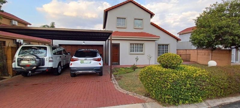 House in Waterkloof East For Sale