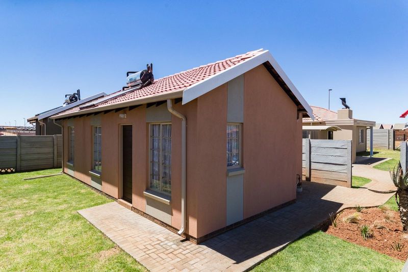 House in Mohlakeng For Sale