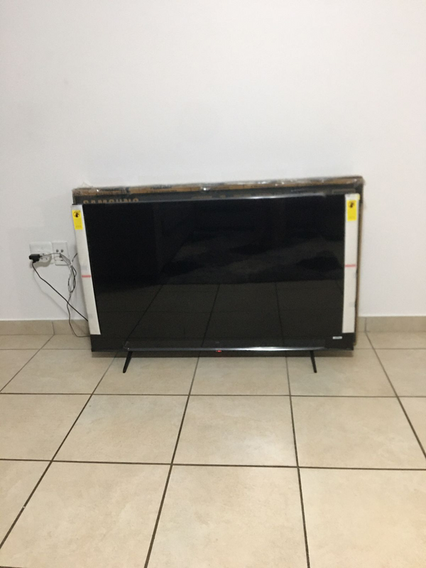 55&#34; Samsung Smart TV (cracked screen)