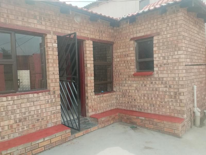 1 bedroom cottage for rental in ebony park with separate bedroom for R3600 with parking very spac...