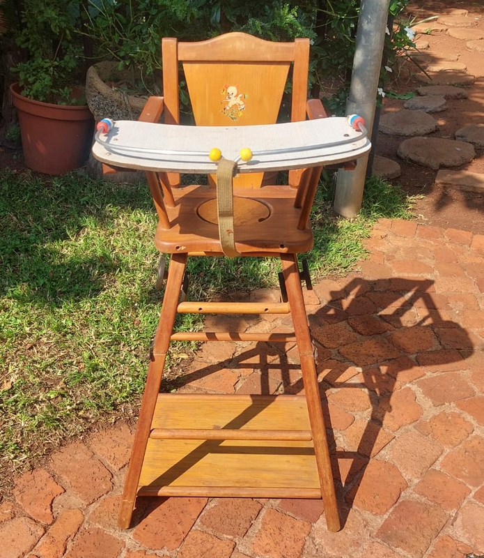CHARMING 1930S OAK METAMORPHIC BABY FEEDING HIGH CHAIR WITH CASTOR WHEELS AND POOP HOLE
