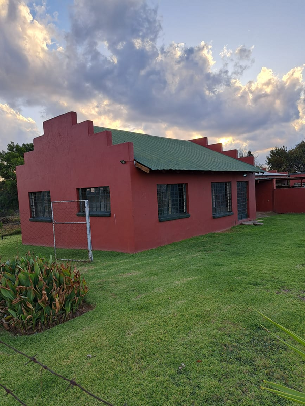 House on small holding(Garsfontein road: Bashewa - 14 km from Woodlands centre