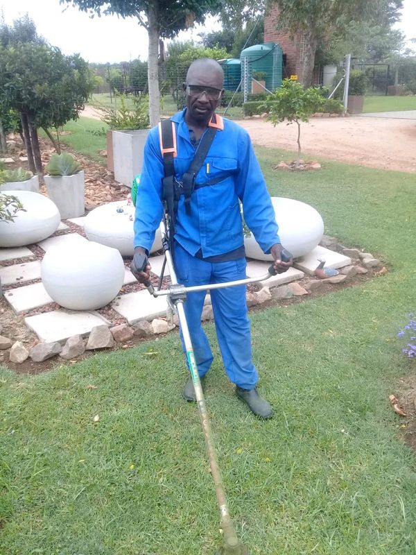 DAVID AGED 45, A MALAWIAN MAN IS LOOKING FOR A FULL/PART-TIME GARDENING JOB