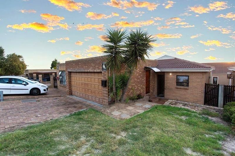 2 Bedroom House For Sale in Protea Heights