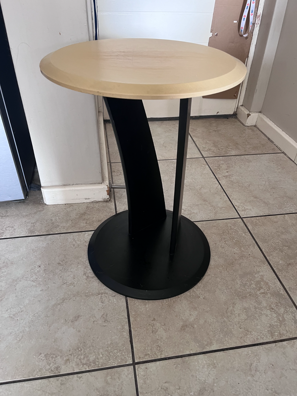 Lovely round small pedestal table