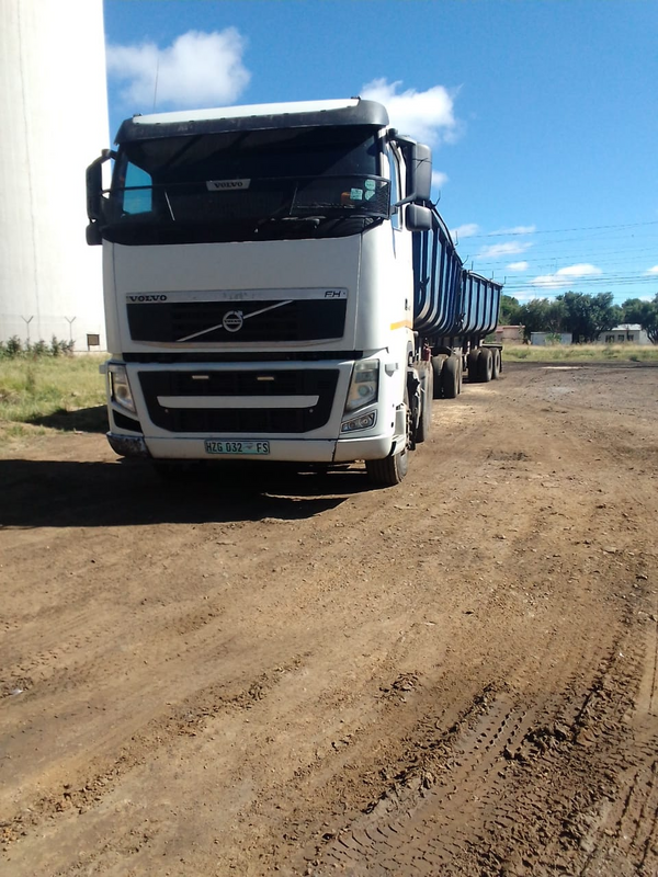 VOLVO FH440 2013 AND DOLFYN 45CUBE SIDE TIPPER LINK 2008 COMBO