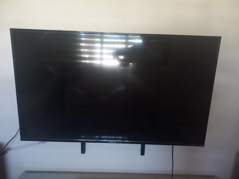 TV 50 INCH LED-STILL UNDER GUARANTEE WITH SMART BOX- ORIGINAL TV -NEVER REPAIRED OR TAMPERED WITH