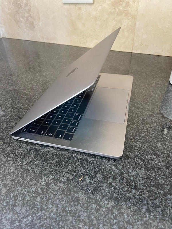 Macbook Pro 13&#34; (2017 model) 256gb hard drive and 8gb Ram (screen is broken)