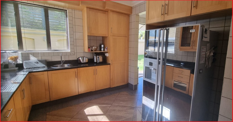 kitchens-SOLID MAPLE SHAKER KITCHEN IN GOOD CONDITION!