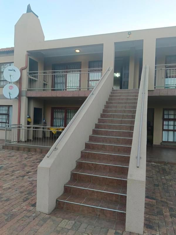 Modern 3 - Bedroom Apartment with Built-in Braai and Communal Swimming Pool!
