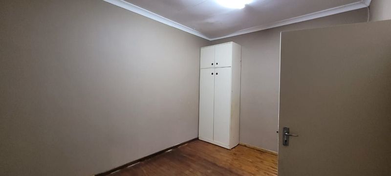 Rooms to Let - Roodepoort. Available 1 April