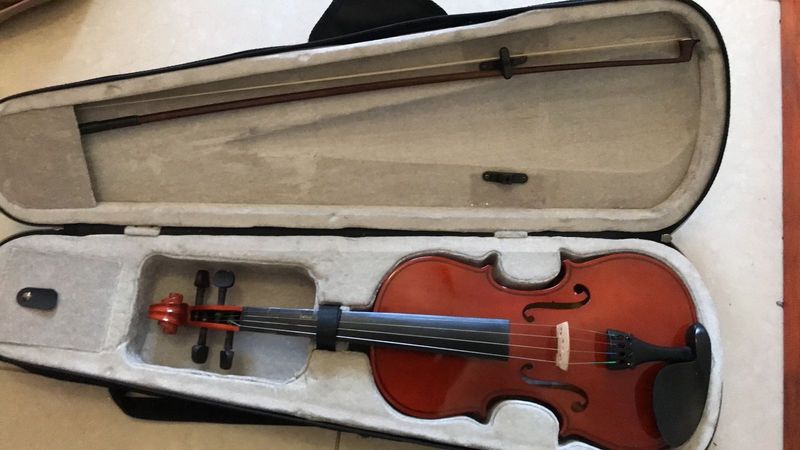 R750     4/4 violin with bow and case