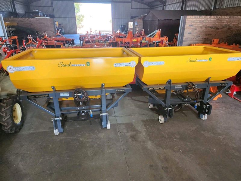 Soilmaster hydraulic fertilizer spreaders available for sale at Mad Farmer SA Middelburg MP.