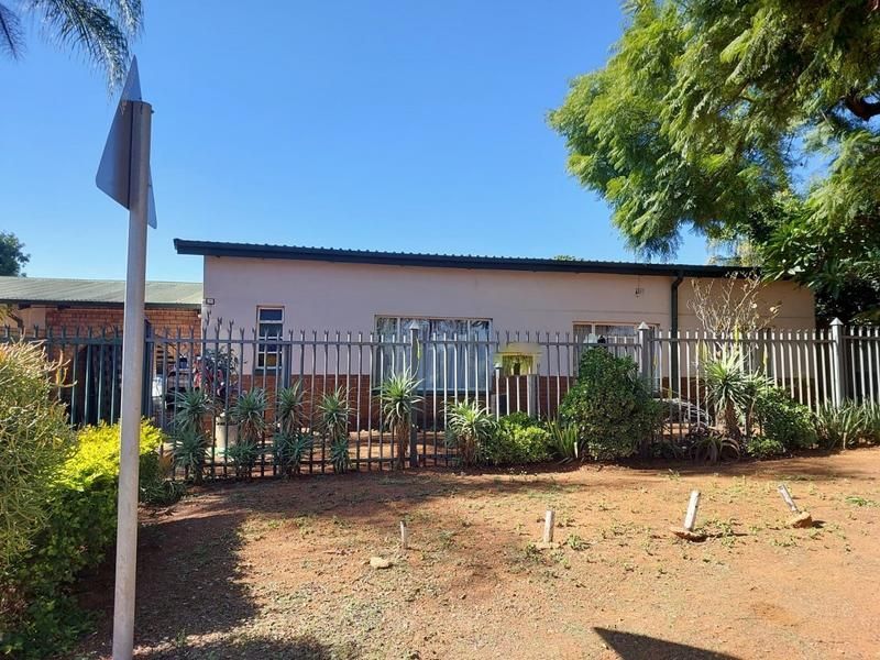 Family home with flatlet no loadshedding - Pretoria Gardens