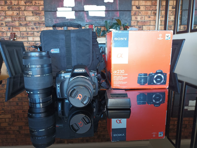 Sony A230 DSLR Camera with original box, bag and accessories
