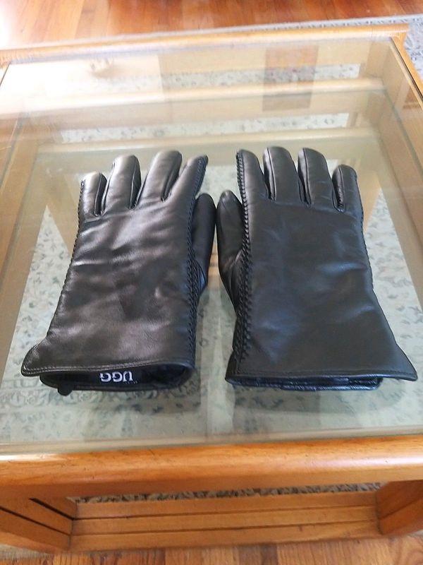 Mens black UGG gloves large - reduced