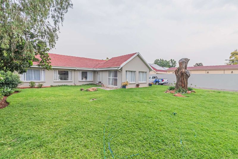 Close to Garfontein Hoërskool. Large stand, ready to move in.