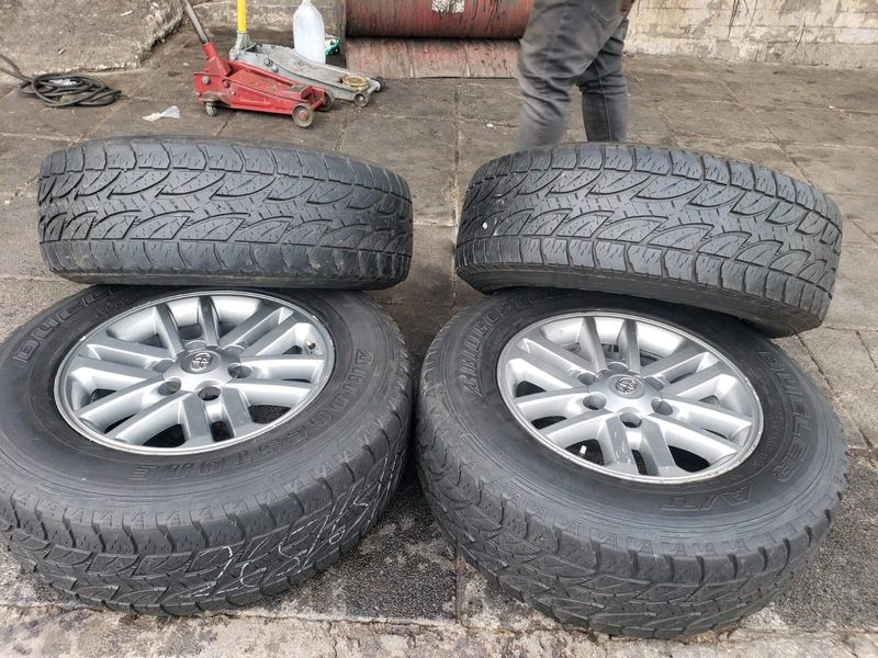 A clean set of 17inches original Toyota 4x4 mags with tyres for sale. This rims are in perfect condi