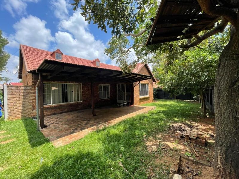 4 bedroom Duet to rent in Garsfontein