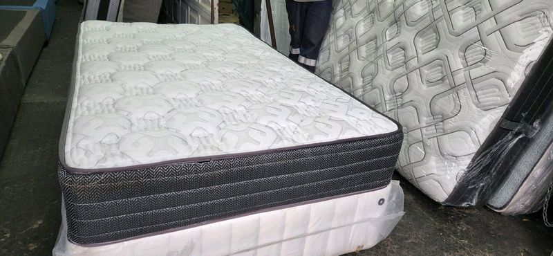 SELLING 3/4 MATRESS WITH BEDBASE, MATRESS STILL NEW ( R3250 ) CAN DELIVER