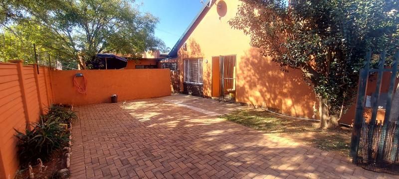 3 BEDROOM HOME WITH A COTTAGE FOR SALE IN WITPOORTJIE.