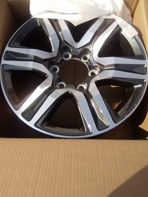 17inch Toyota Hilux/Fortuner original mag to use for spare R2000.