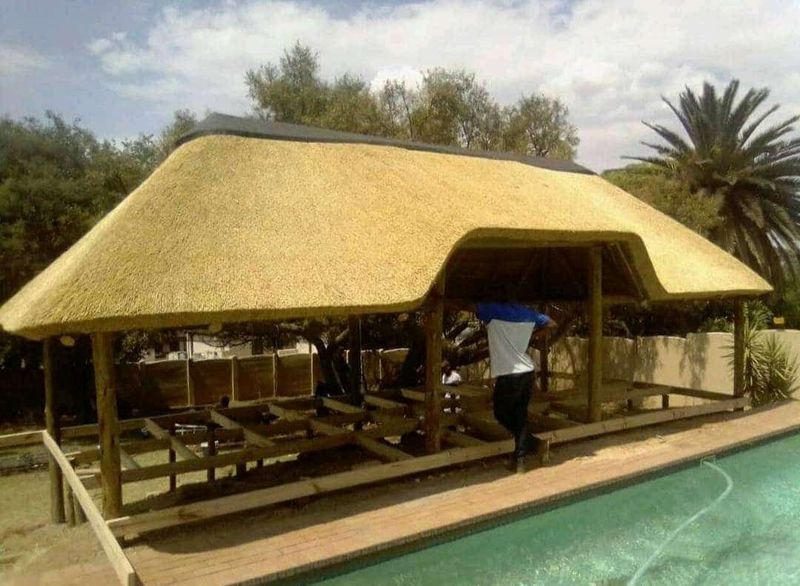 SWIMMING POOLS AND THATCH LAPAS