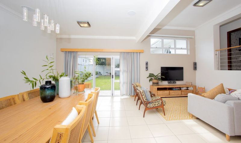 5 Bedroom House For Sale in Nahoon Beach