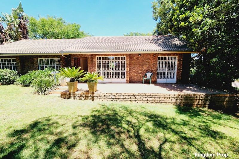 3 Bedroom House for Sale Garsfontein Pretoria with income generating Flat