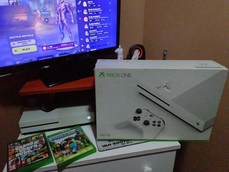 Xbox one s in very good condition and working 100%