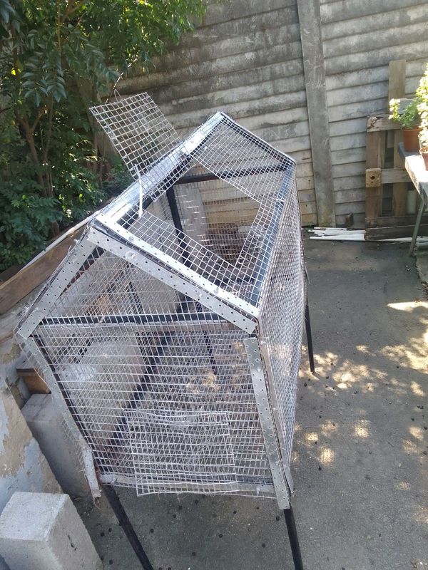 Bird cage/rabbit hutch