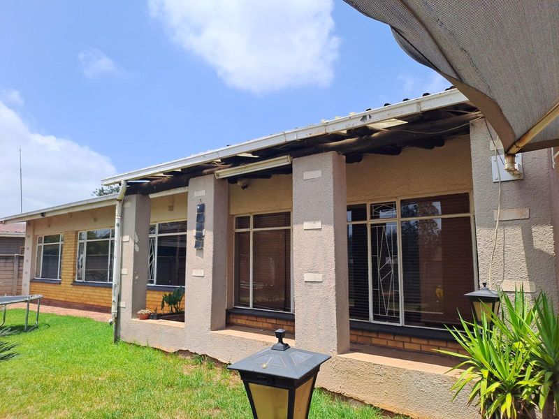 Three bedroom house with spacious living area, pool and entertainment area for rent