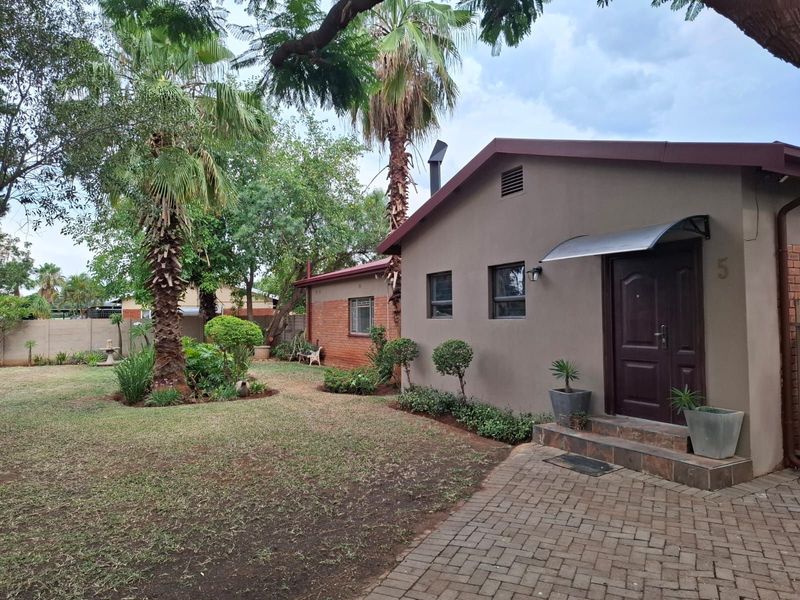 Beautiful 3 Bedroom family home with 1 bedroom flat for sale!