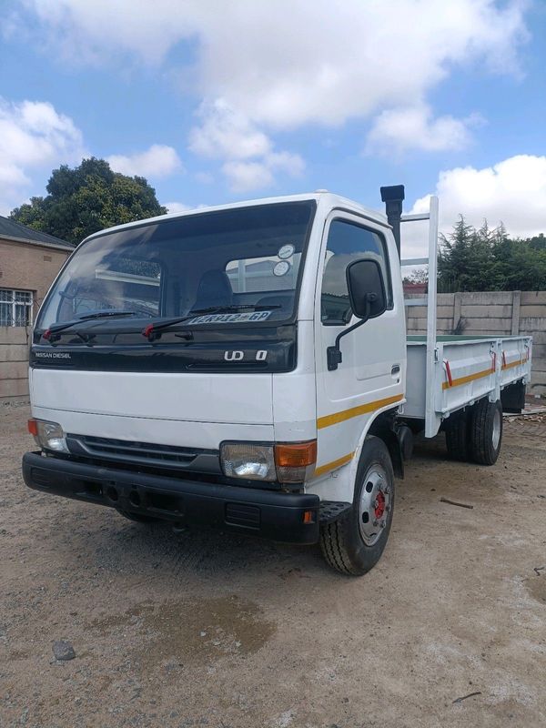 Nissan  UD40 4ton truck for sale