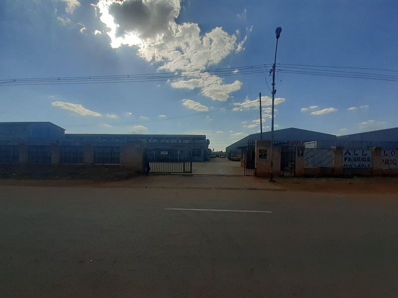 870m² Industrial To Let in Lenasia at R19.00 per m²