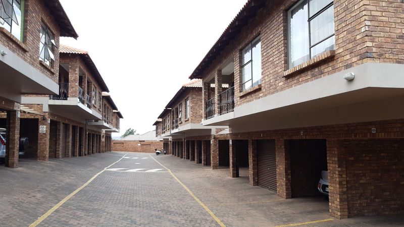 Stylish One Bedroom Unit with Balcony &amp; Parking in Albemarle Germiston