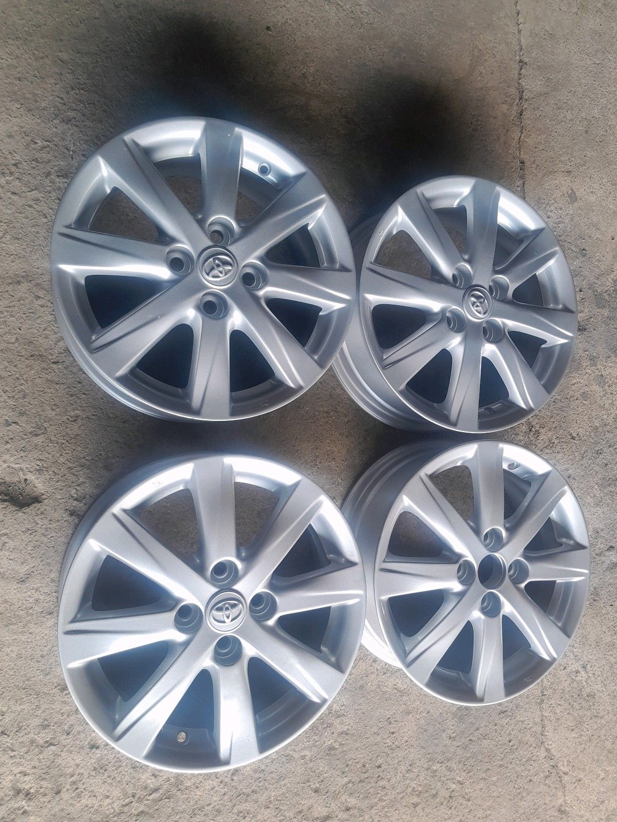 Original 15 inch TOYOTA YARIS MAGS | Roodepoort | Gumtree South Africa