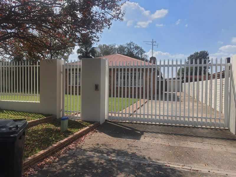 .Selcourt - Freestanding home/ neat as a pin/ prime area - .R1 090 000.00neg