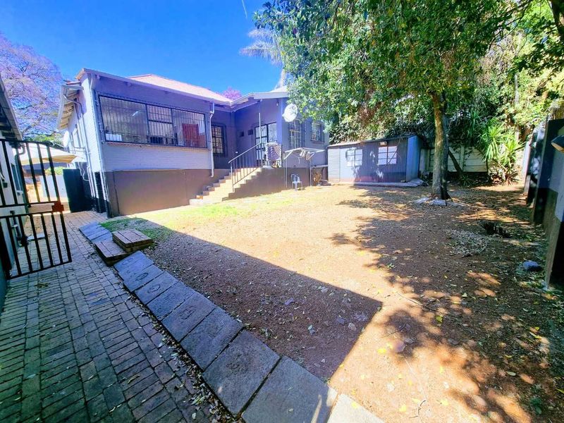 10 BEDROOMS STUDENT ACCOMMODATION PROPERTY FOR SALE IN MELVILLE CLOSE TO UJ FOR R 2,800,000