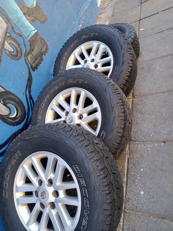 A Set of 17inches Toyota Lagend 45