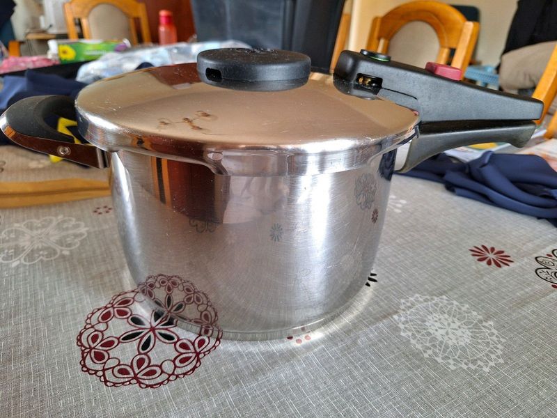 6 Litre Amc pressure cooker. Very good condition. R2500