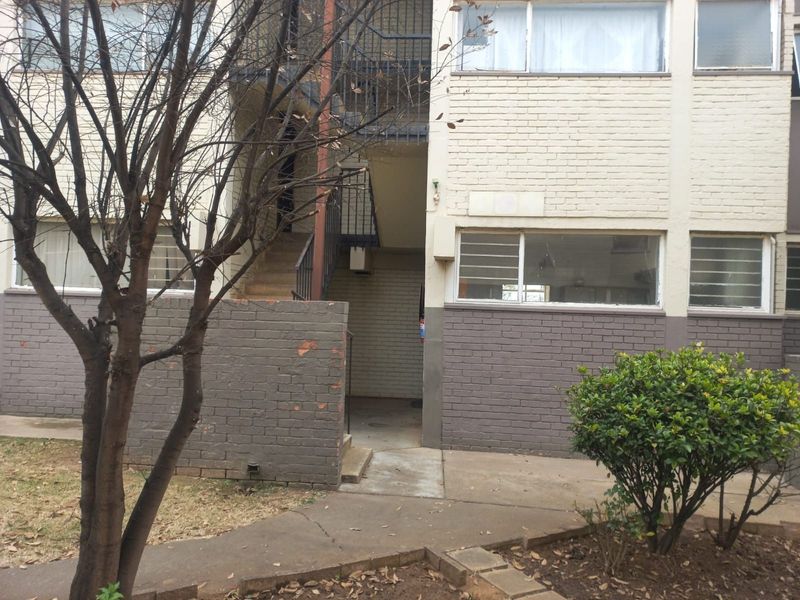 1 Bedroom Ground Floor Apartment in Quiet Complex Near OR Tambo Airport