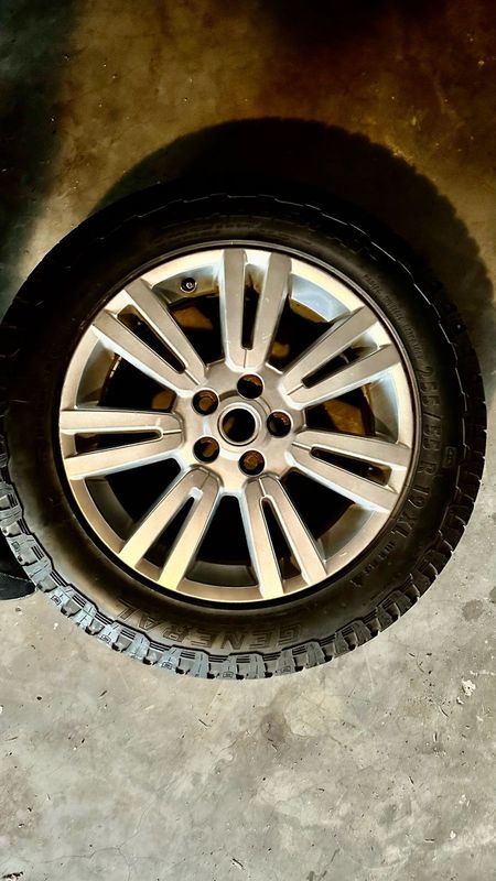 Land Rover Discovery 4 19” rim with tyre(s)