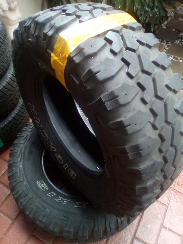 2xBighorn Maxxis mud tyres 285/70/17 85%