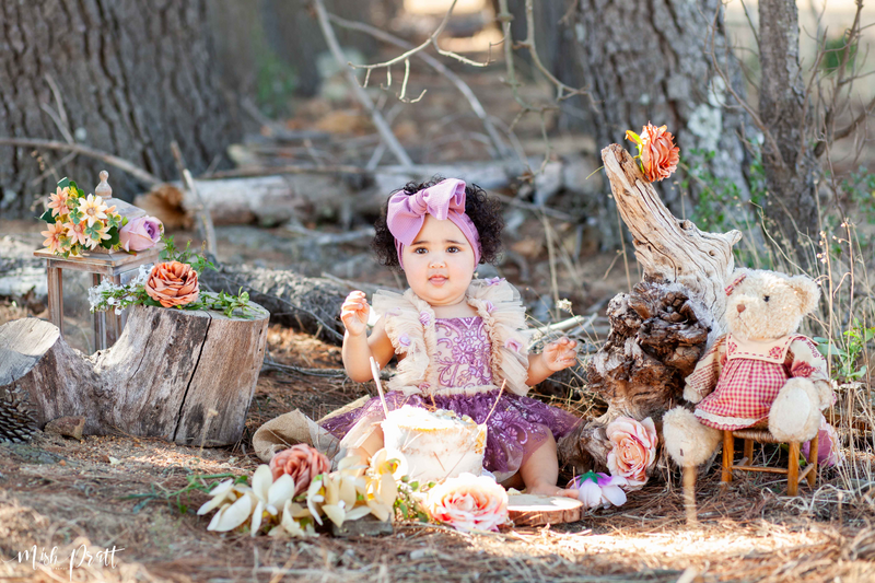 Smash the cake photography in a fun environment tailored to your little one
