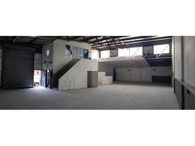 Warehouse in Springfield Park To Rent