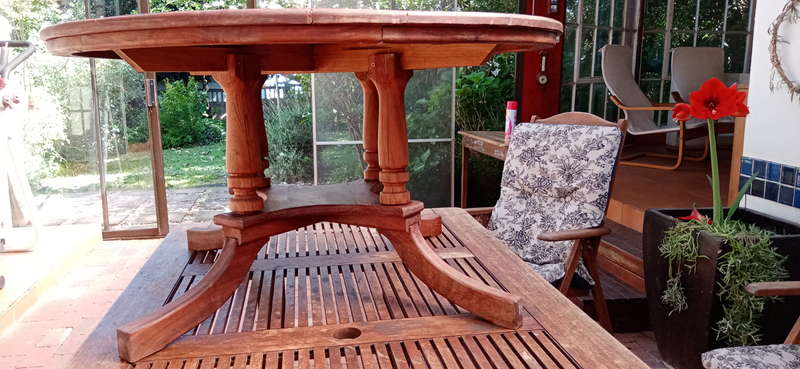 Round table, solid kiaat wood